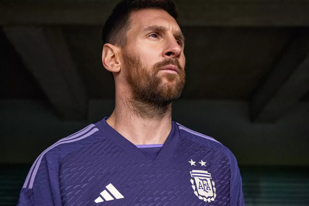 Lionel Messi con la nueva camiseta alternativa de la Selección Argentina.