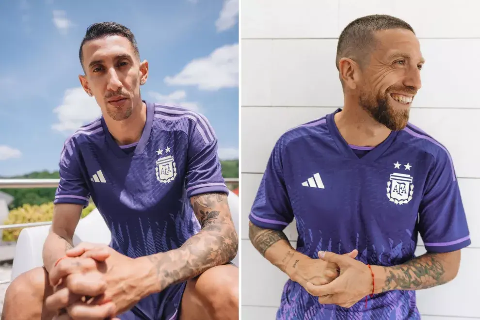 Ángel Di María y Alejandro Darío (Papu) Gómez con la nueva camiseta.