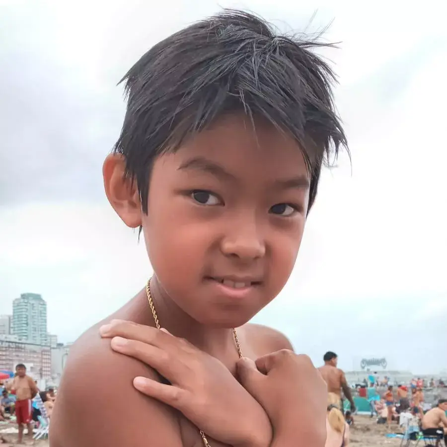 Joaquín tomando color en la playa