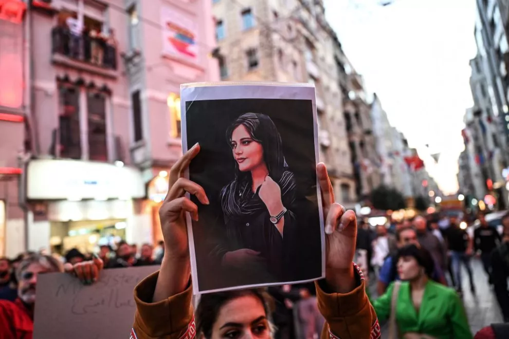 Frente al consulado de Irán en Estambul (Turquía) distintas mujeres protestan por la muerte de Mahsa Amini.