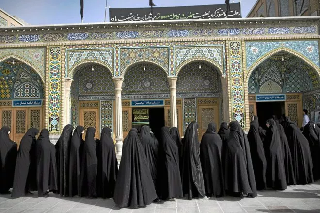 Un grupo de mujeres en un centro electoral al este de Teherán, la capital iraní.