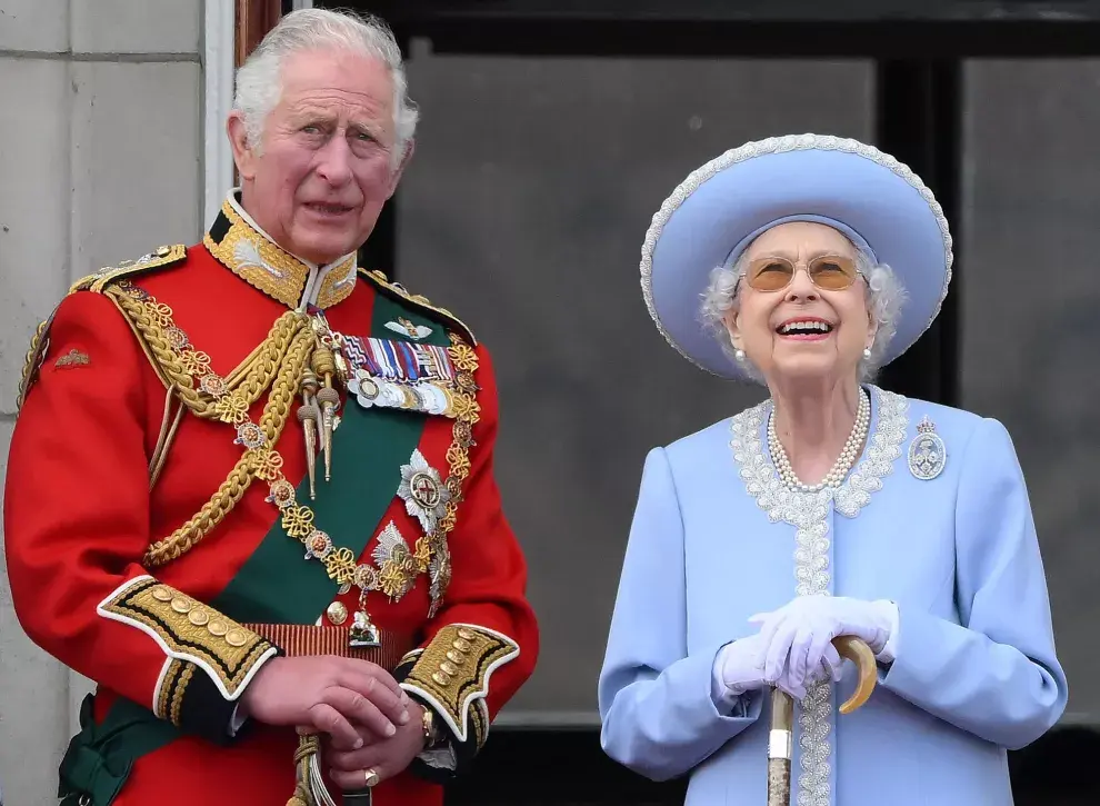 La Reina Isabel junto a su hijo Carlos