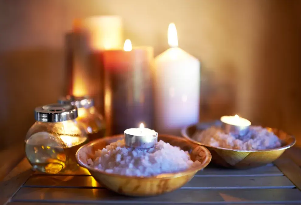 Imagen de velas blancas encendidas en un plato blanco