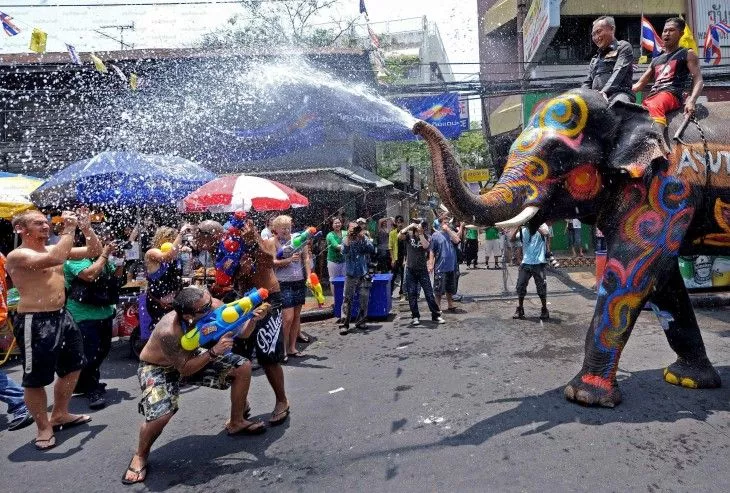 Momentos del Songkran en las calles de Tailandia