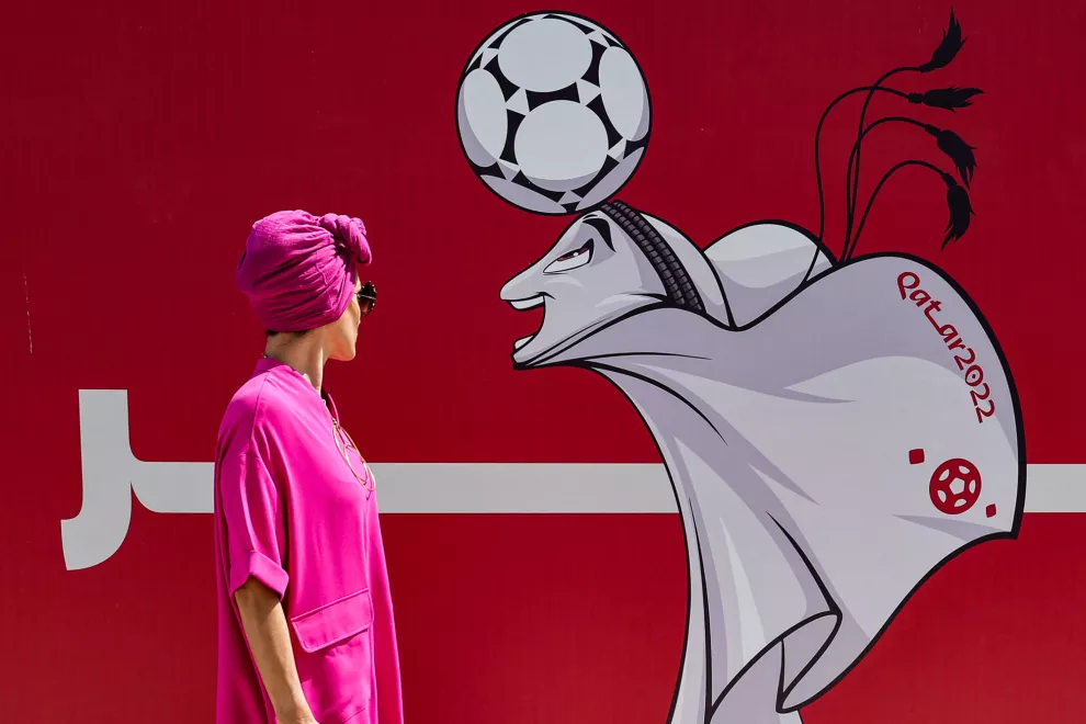 Una mujer mira la mascota de la Copa Mundial de la FIFA Qatar 2022 en Doha.