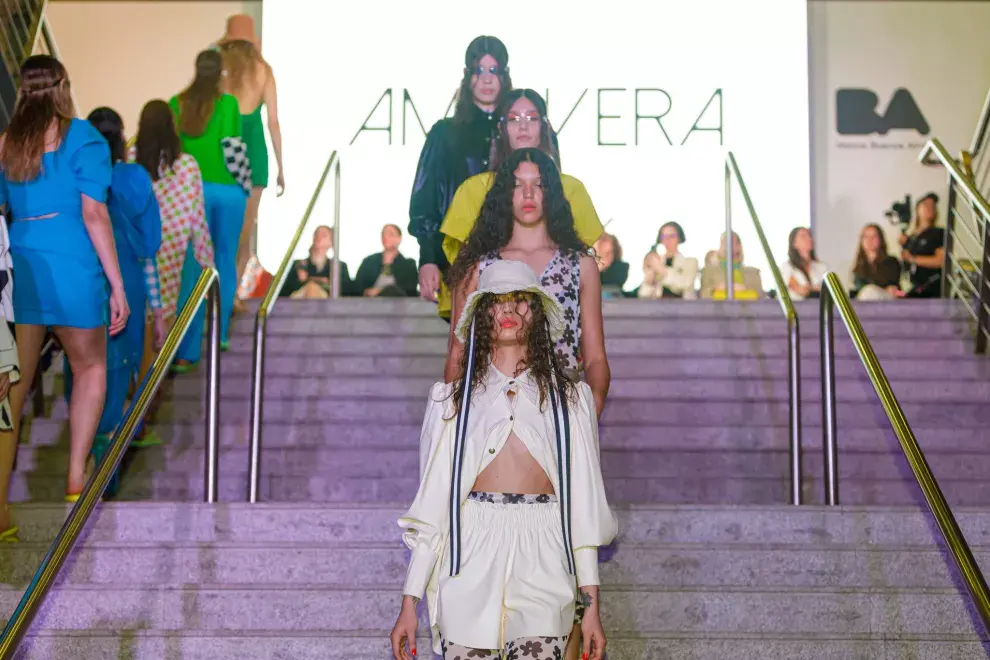 AMPI VERA en el cierre de su desfile en la escalera principal de la Usina del Arte