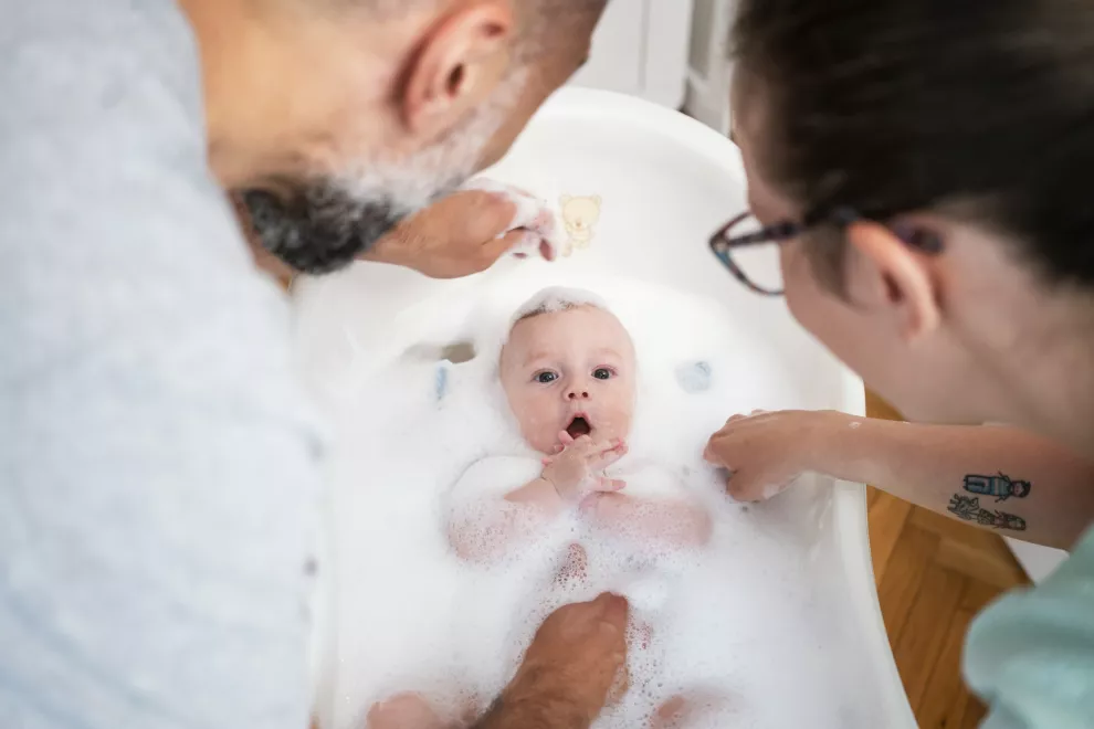 Cuándo es mejor bañar a un bebé recién nacido