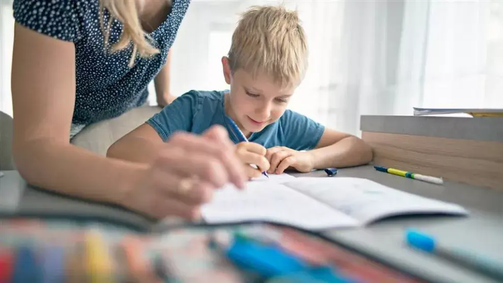 Entre los sintomas comunes, las infancias con dislexia suelen rotan los fonemas e invertir las silabas y números