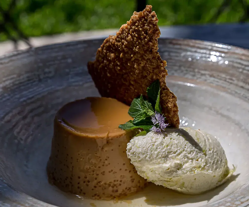 Flan de dulce de leche con coco y avena.