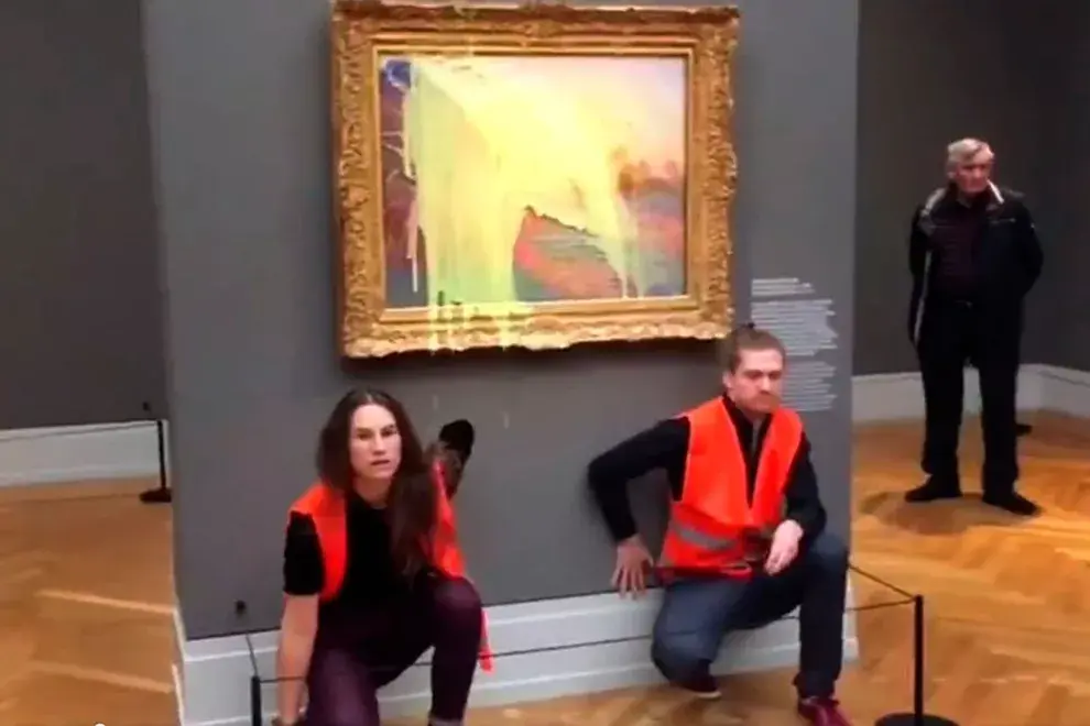 Ambientalistas tiraron puré de papas sobre una obra de Monet.