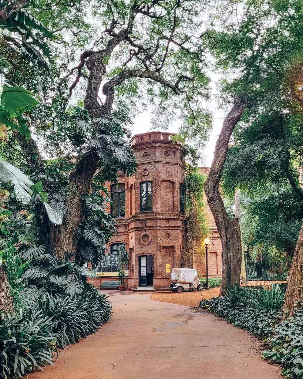 La casona es el edificio central del jardín, allí vivió el paisajista Carlos Thays