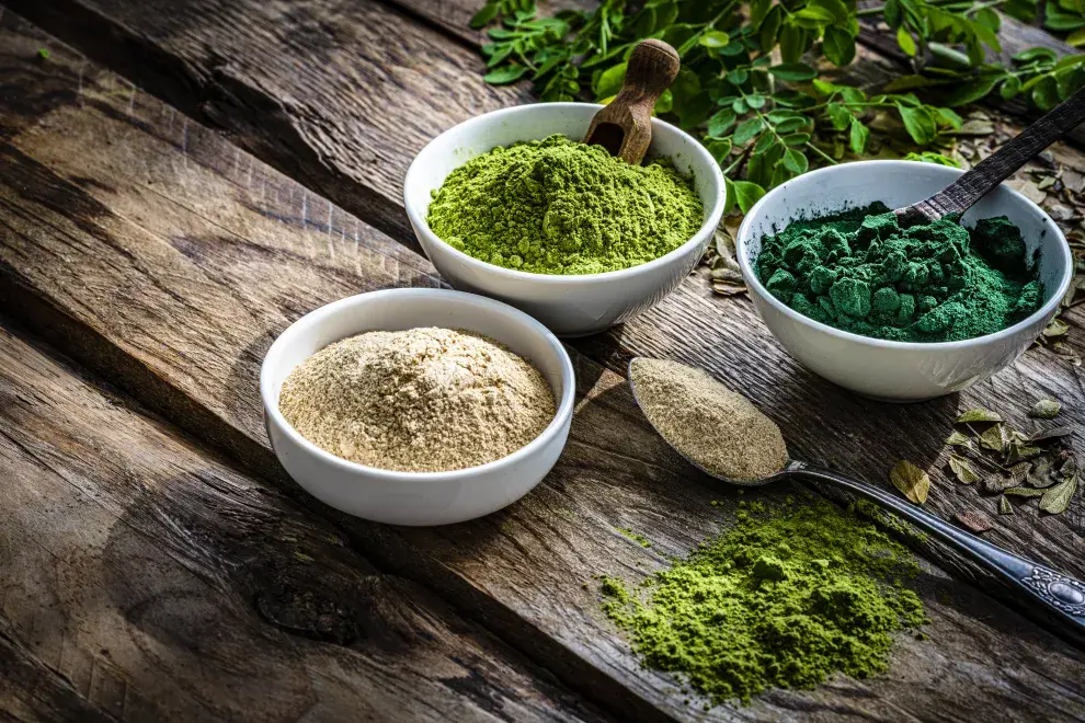 Superalimentos: espirulina molida, maca y moringa.