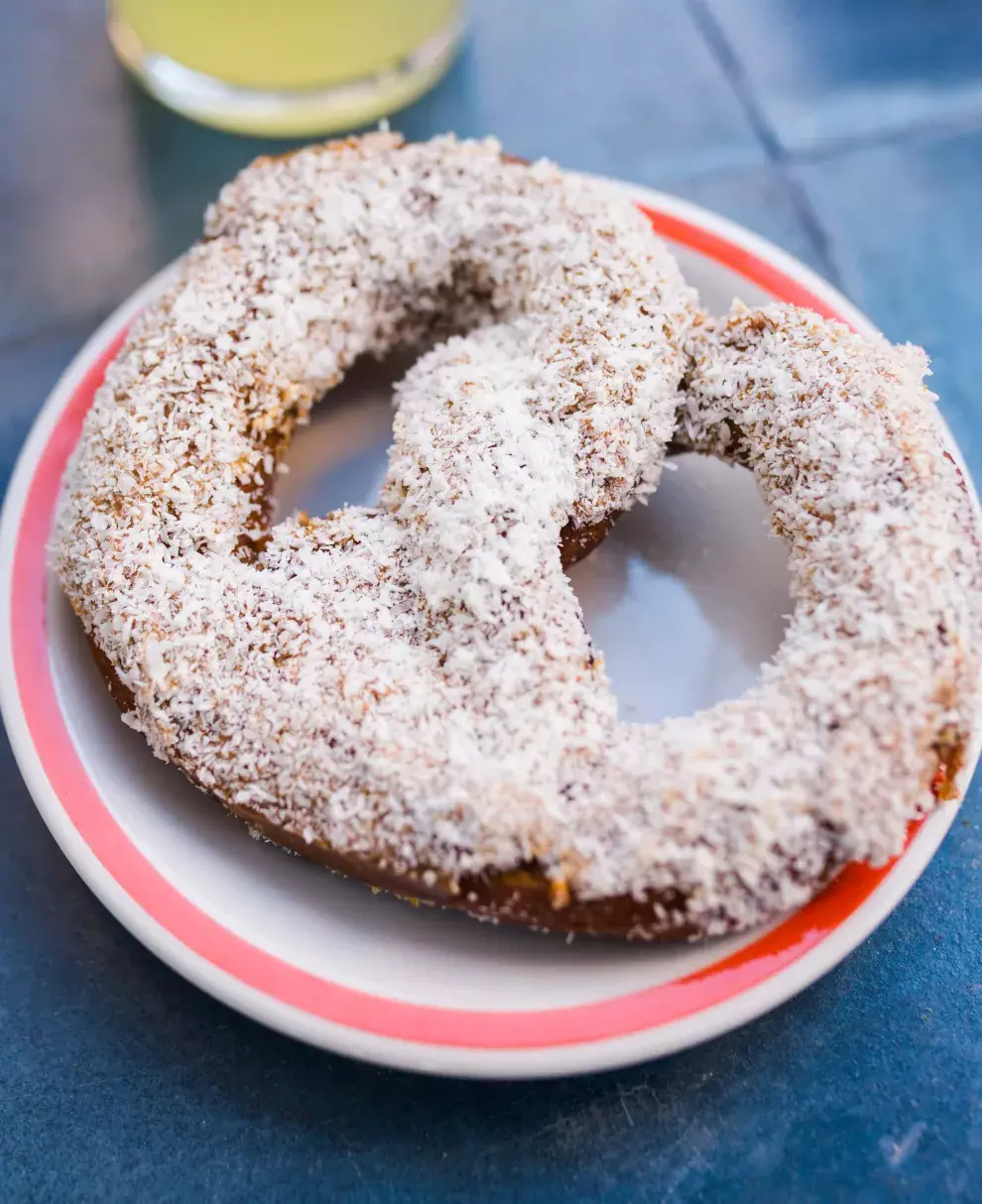 Pretzel de dulce de leche y coco.