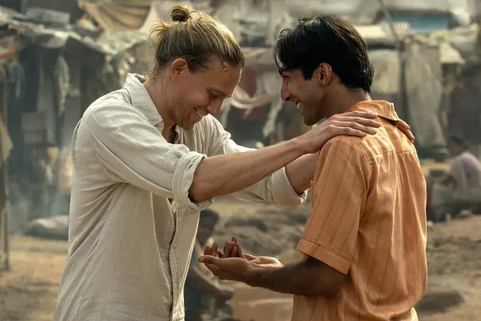 Charlie Hunnam y Shubham Saraf en Shantaram.