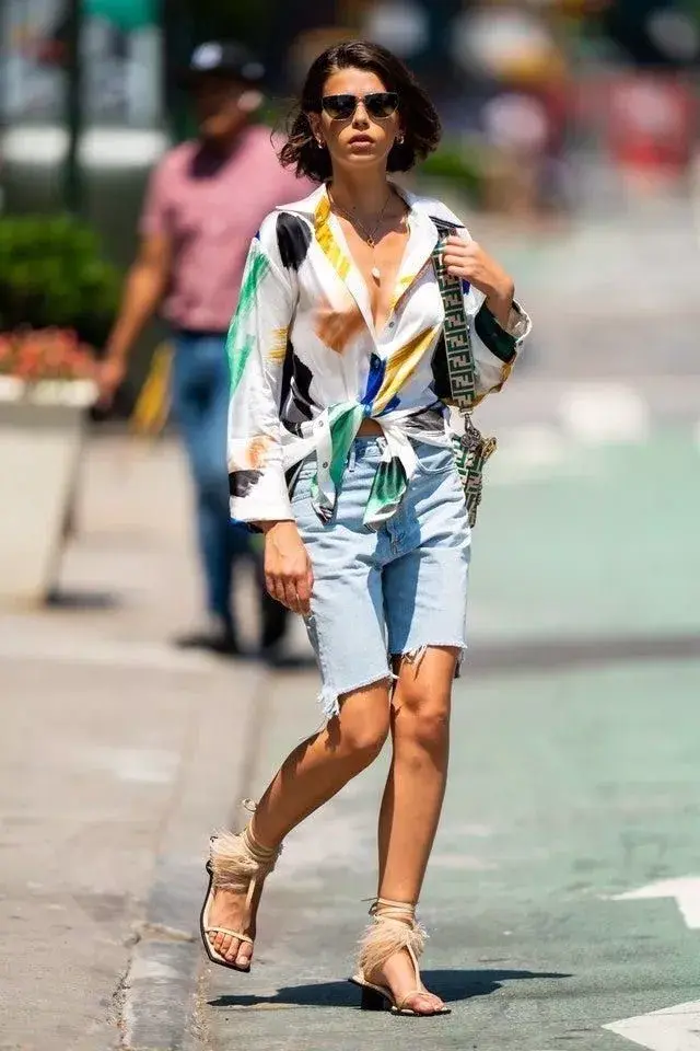 Casual: camisa holgada anudada, bermuda de denim y  sandalias chatas. ¿A dónde vas? A cualquiera lado. Un look muy comodín.  