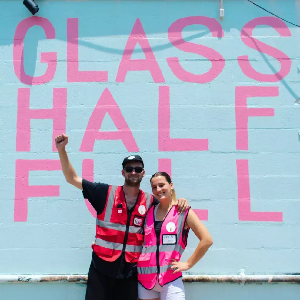 Glass Half Full, el emprendimiento que recicla vidrio para convertirlo en arena. 