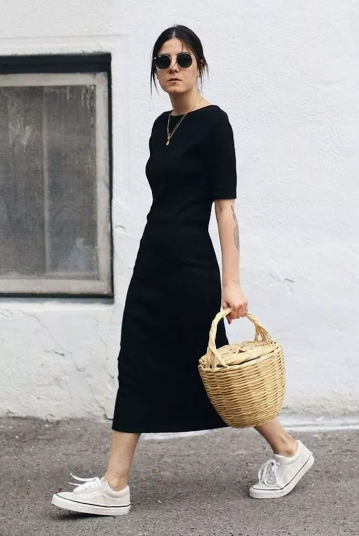El little black dress es otro indispensable en todo placard minimal. Con zapatillas, sandalias o algo de taco, nunca falla.