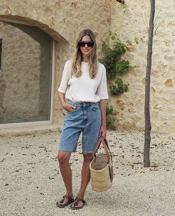 Playero: remera de punto, bermuda de denim, birken ó chanclas y canasta. ¡Lista para una tarde en la playa! 