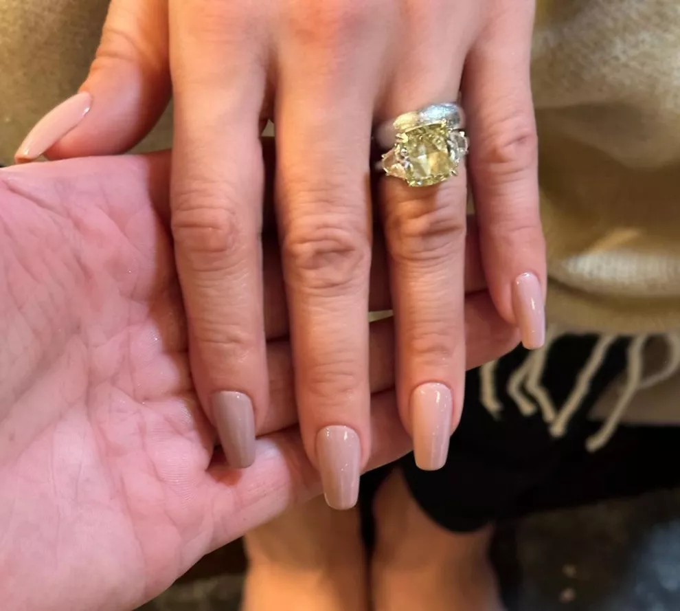 Las uñas greige de Jennifer Lopez