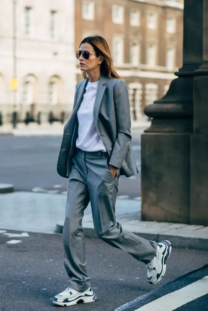 El conjunto sastrero es otro de los looks minimalistas más usados. La remera básica abajo y las zapatillas le dan un toque casual que suma.