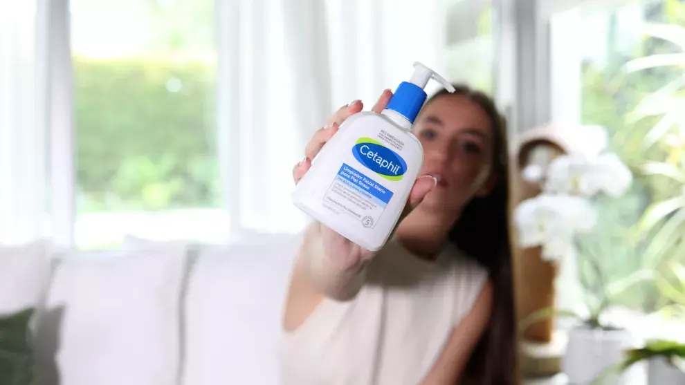 Los dermatólogos recomiendan incorporar a la rutina de skincare limpiadores e hidratantes hipoalergénicos y sin perfumes.