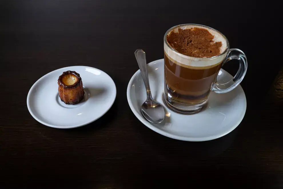 La carta del Pasaje de los Carruajes es amplia: varía de café y meriendas a cenas acompañadas con espumante.