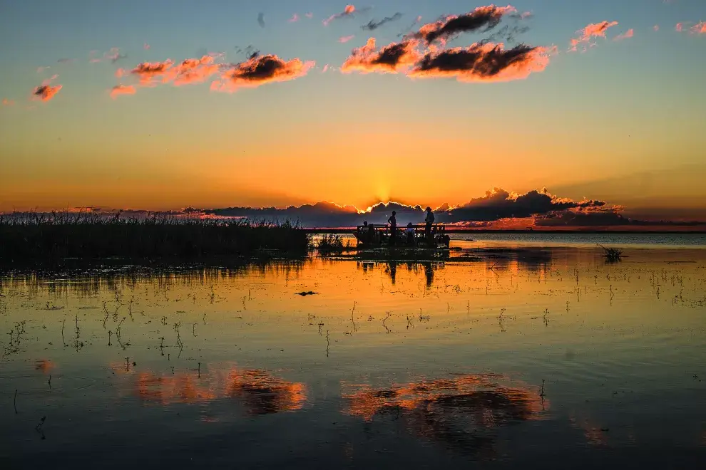 No te pierdas contemplar los atardeceres sobre los esteros y lagunas.