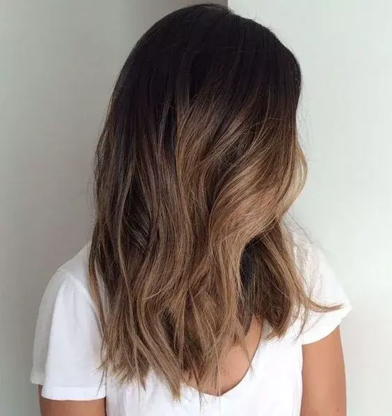 Pelo oscuro y mechas muy sutiles