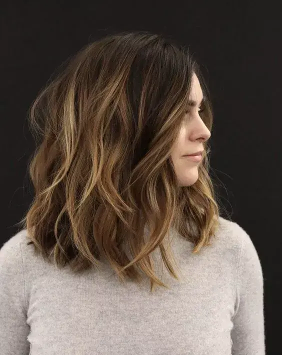 Castaño oscuro con mechas french balayage