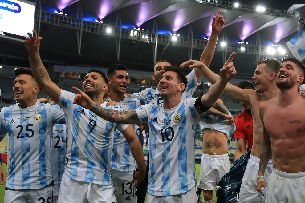 El Kun Agüero celebrando con Messi y el resto del equipo el triunfo de la Copa América 2021.