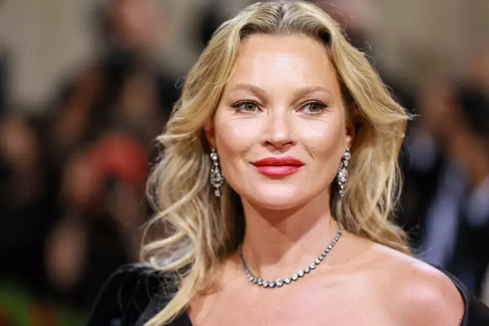 Kate Moss recreó su icónica foto en donde posa desnuda.