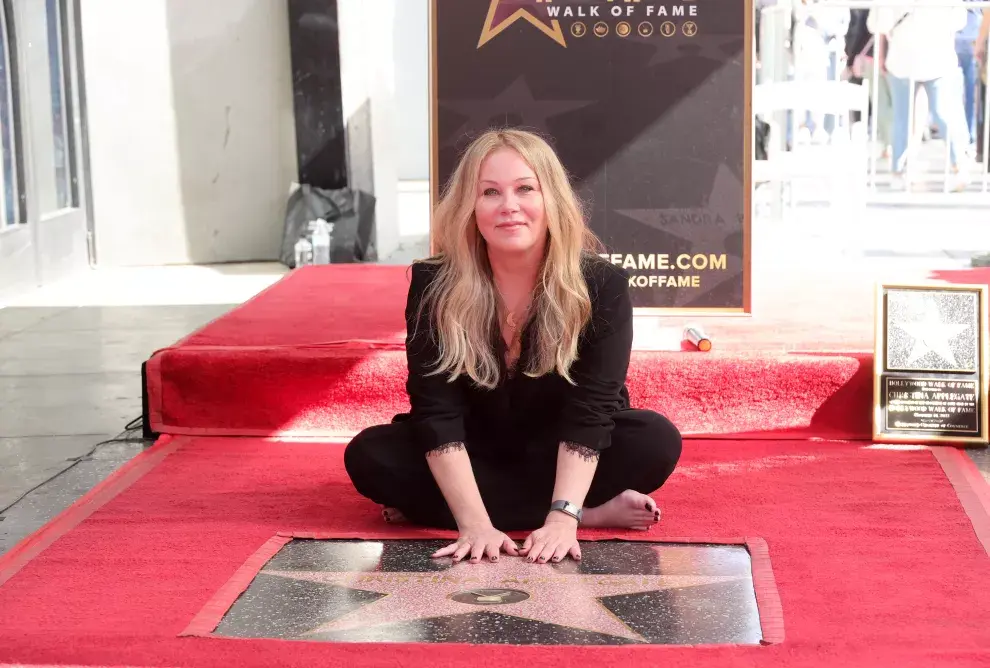 Christina Applegate recibió su estrella en el Paseo de la Fama, y habló de su enfermedad.