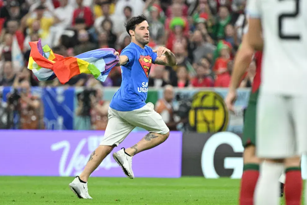 El hincha estuvo 30 segundos en la cancha.