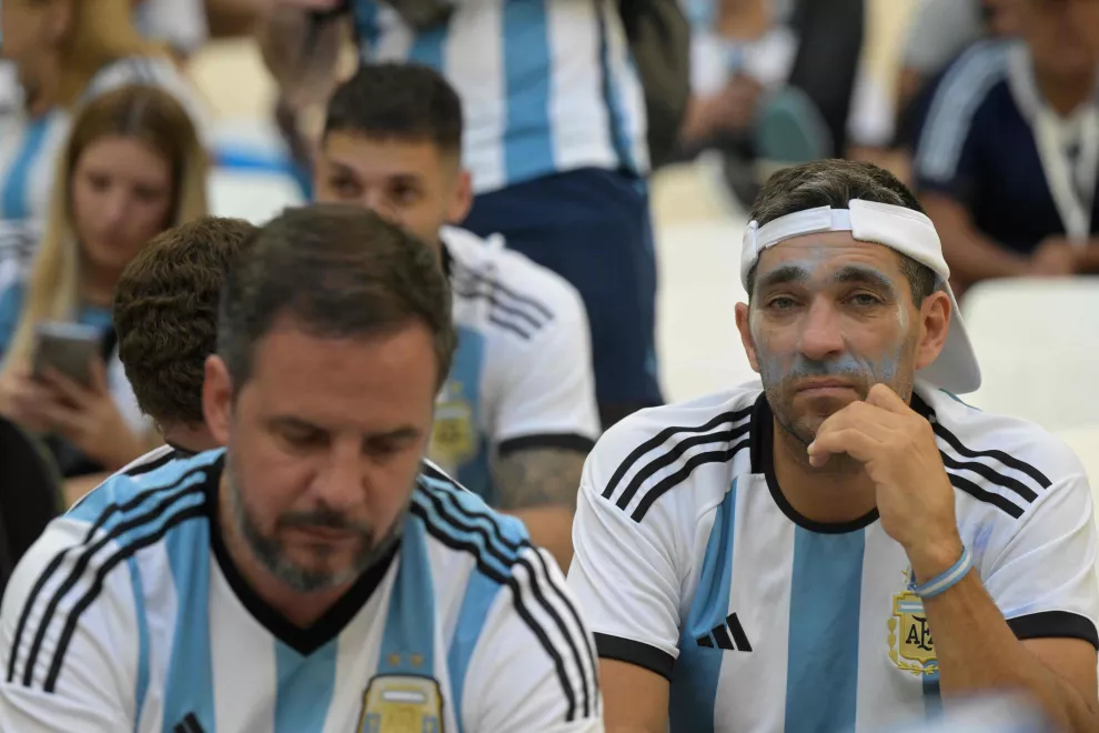 Decepción de hinchas argentinos en el Mundial Qatar, luego del debut de la selección.