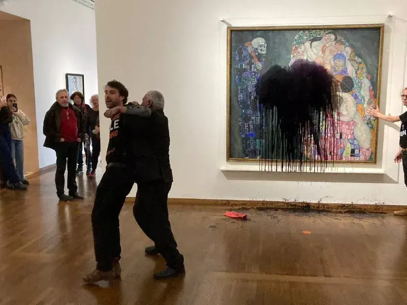 Activistas atacaron un cuadro de Klimt con un líquido negro en un museo de Viena.