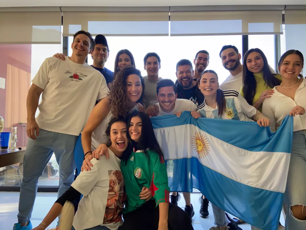 Hinchada mixta de amigos para el partido Argentina-México