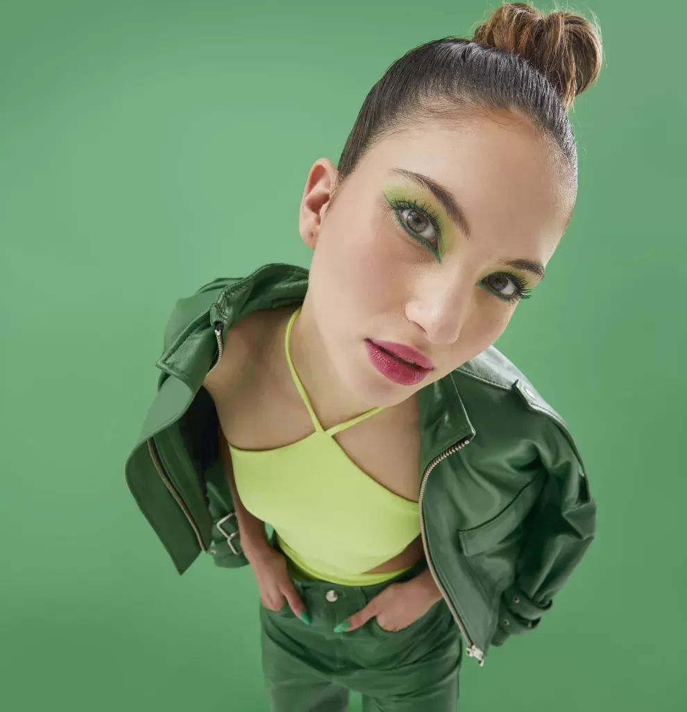 Bomber y pantalón (Tout Revient, $180.000 y $119.000), traje de baño (Valentina Karnoubi, $25.000).