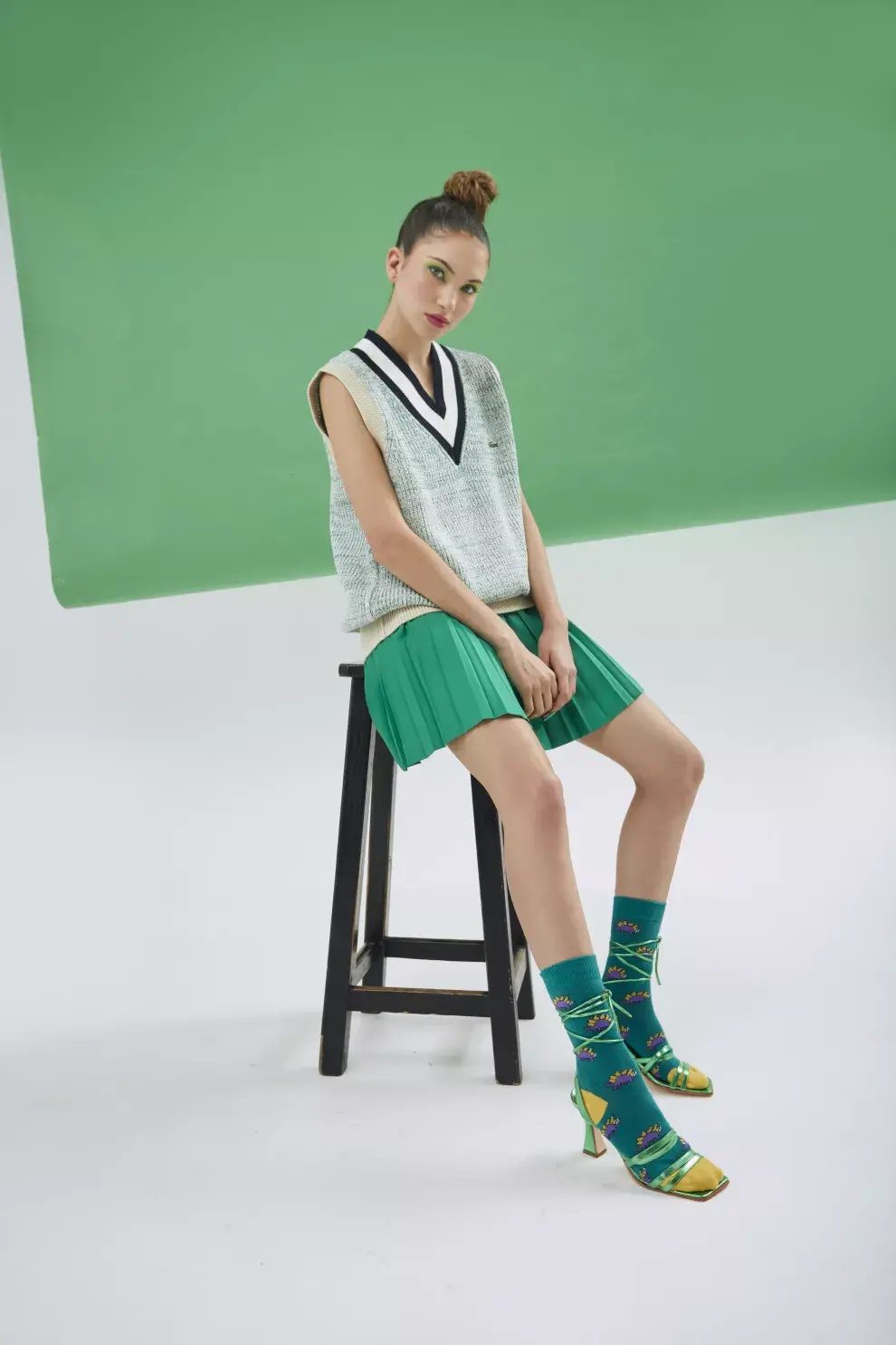 Chaleco (Lacoste, $38.000) y mini (Lacoste), medias (Cherry Picker, $1050), sandalias (Tout Revient, $55.890).