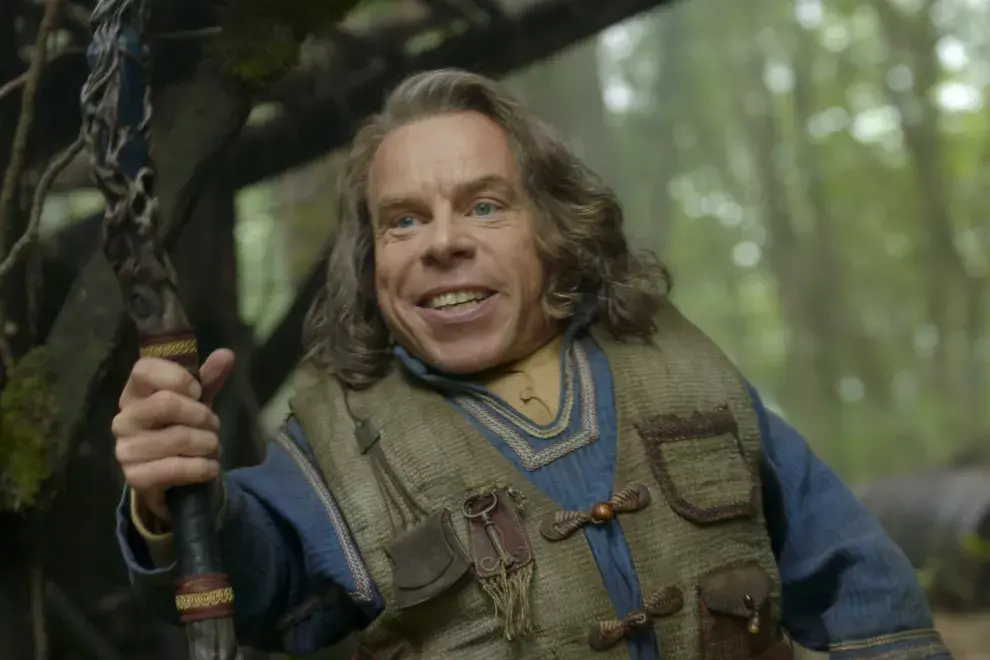 Warwick Davis como Willow Ufgood en la nueva serie de Disney+.