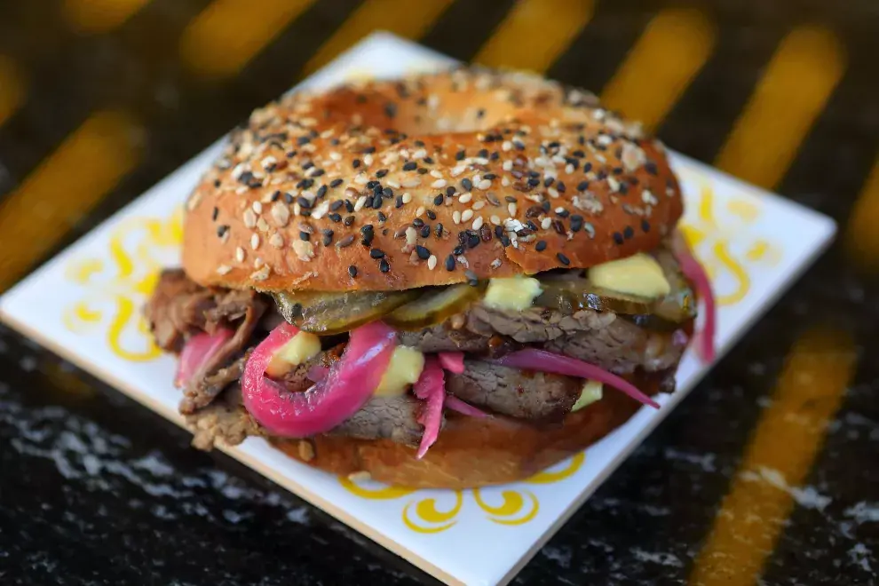 Bagel de brisket braseado.