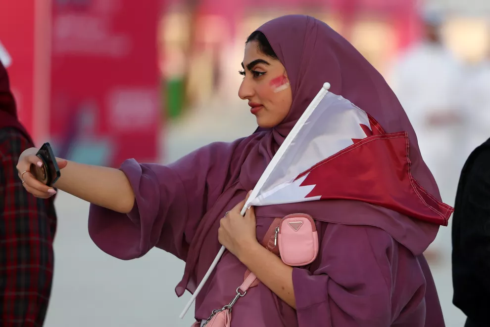 Mundial Qatar: una mujer llega al estadio a ver el primer partido.