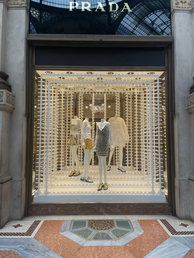 Brillos en la vidriera de Prada en la Galleria Vittorio Emanuele