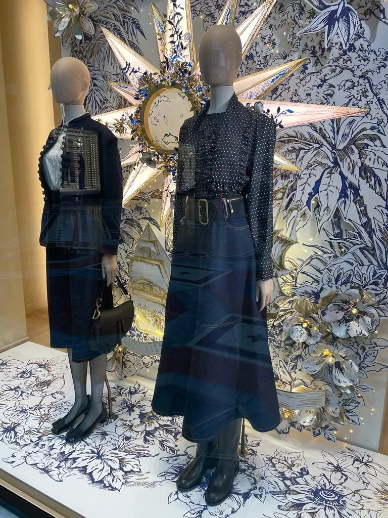 Falda de denim en la vidriera de Dior