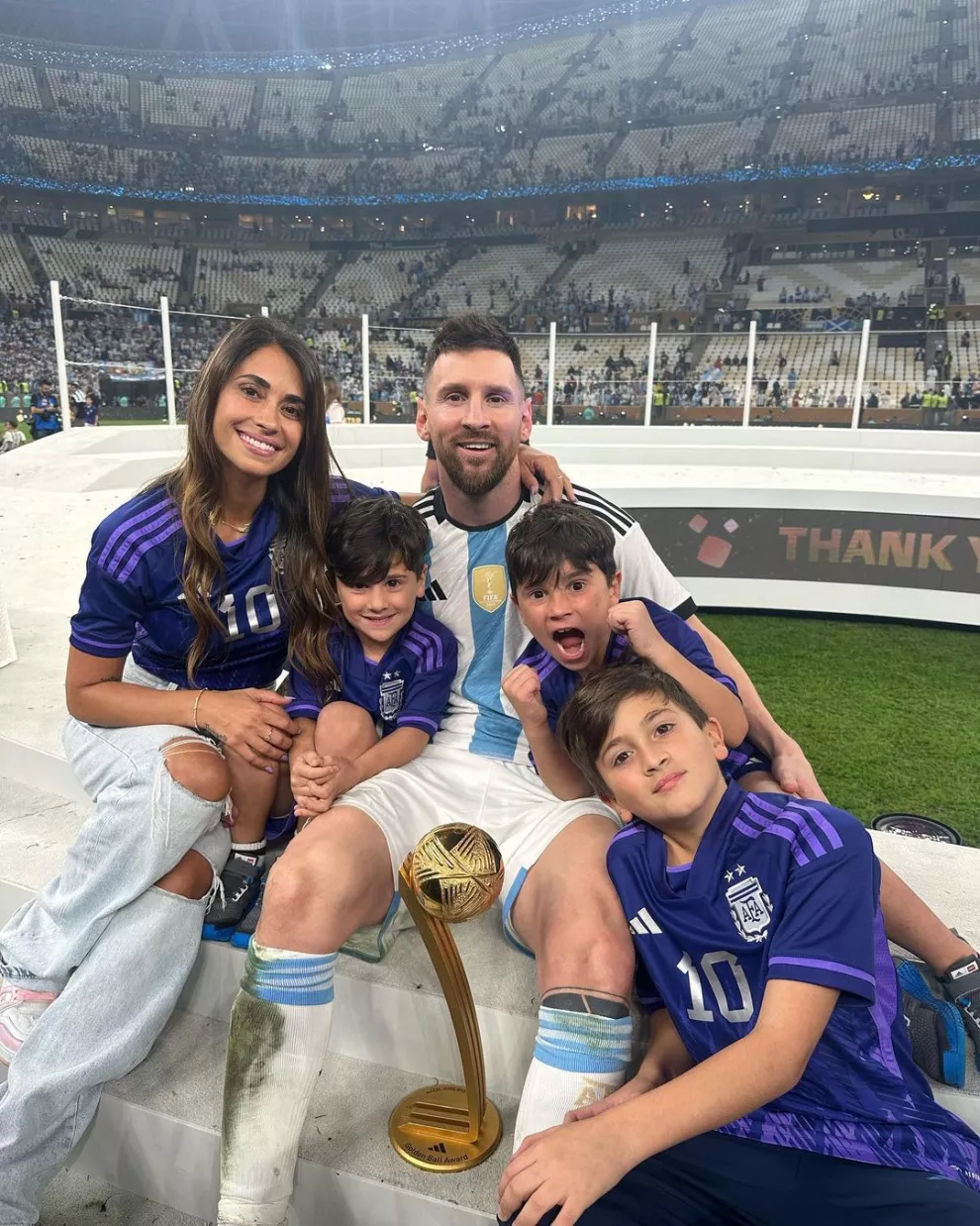 La familia Messi tras en triunfo de la Selección Argentina en la final de Qatar 2022.