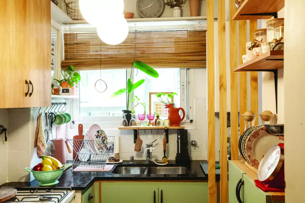 En la cocina armó un separador con listones de madera, para tapar el calefón.