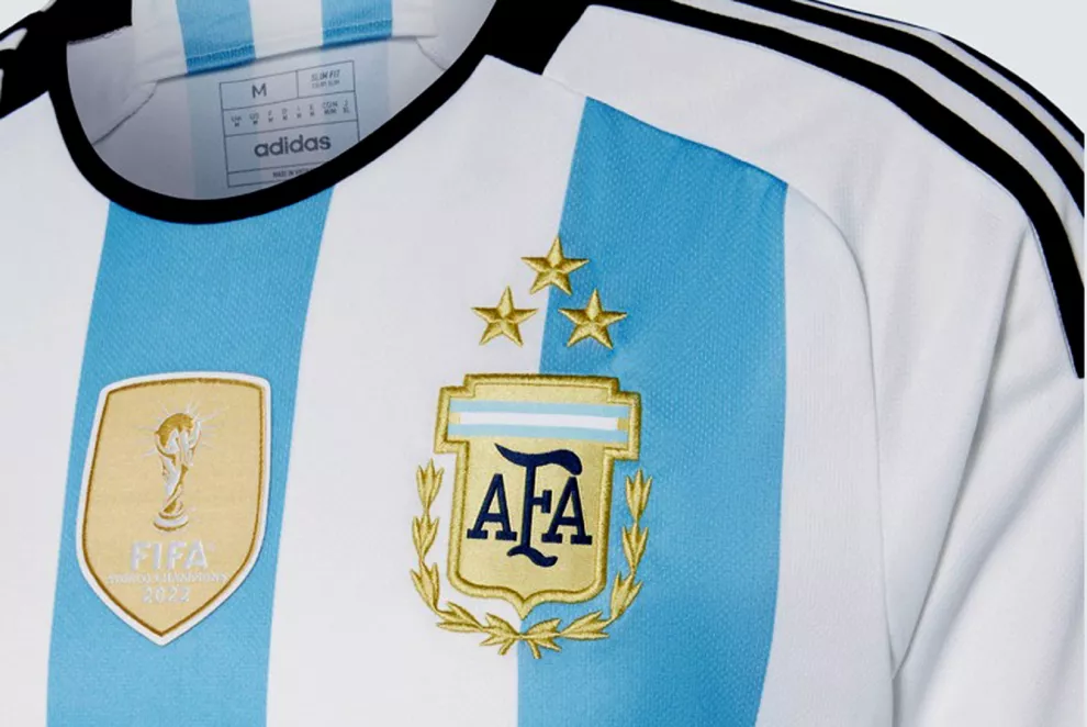Ya salió a la venta la nueva camiseta de la Selección Argentina con las tres estrellas.