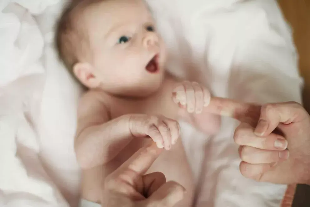 Los bebés tienen 70 reflejos primitivos que ayudan en su desarrollo temprano.