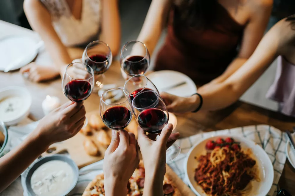 Amistades y familias eligen empezar Año Nuevo en un restaurante