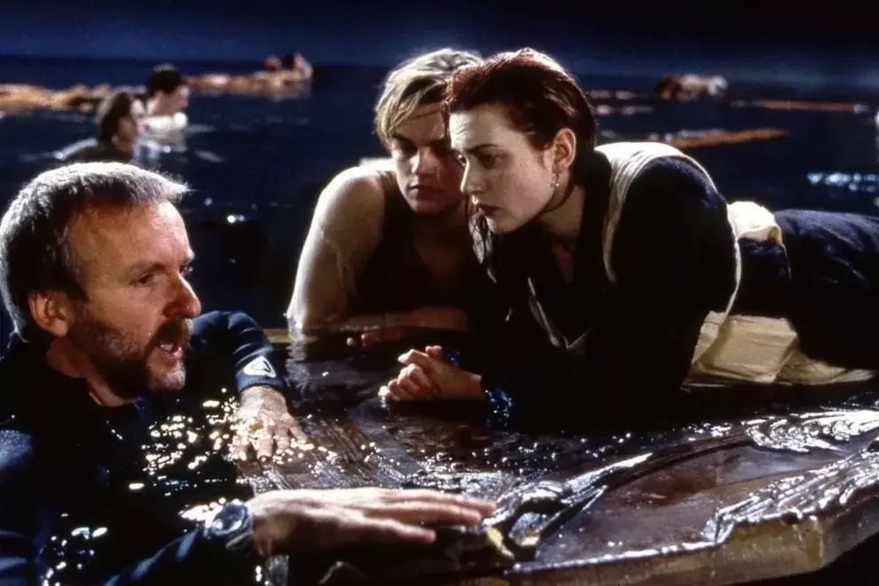 James Cameron, Kate Winslet y Leonardo DiCaprio durante la filmación de Titanic.