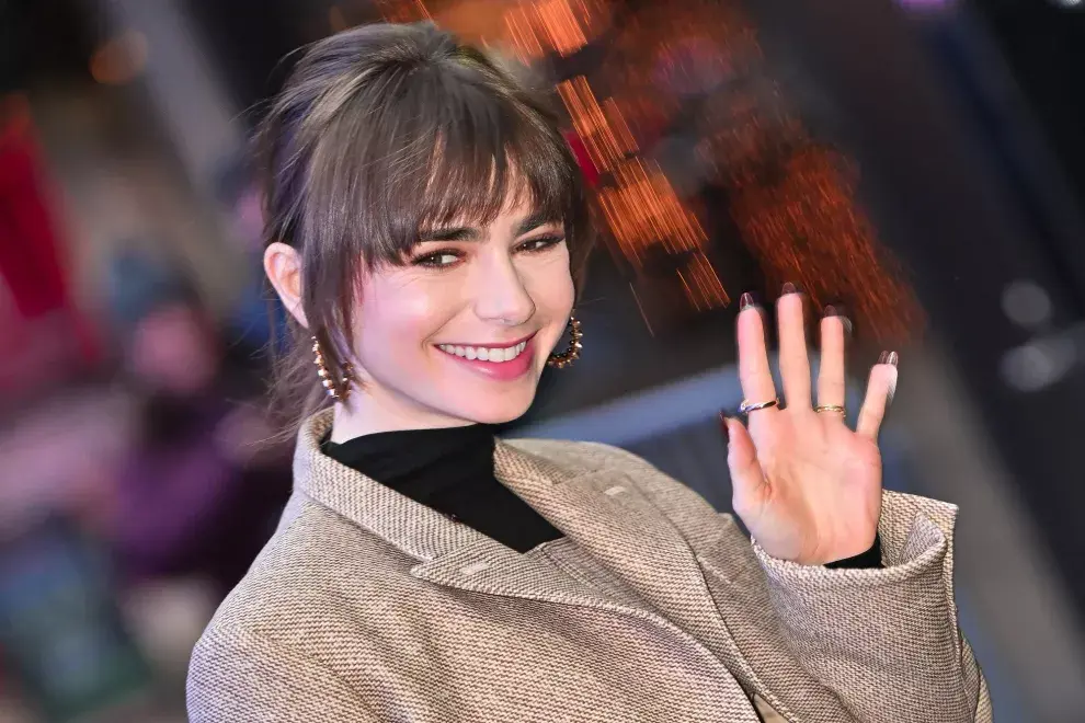 Lily Collins y su color de uñas ideal para lucir en las fiestas.
